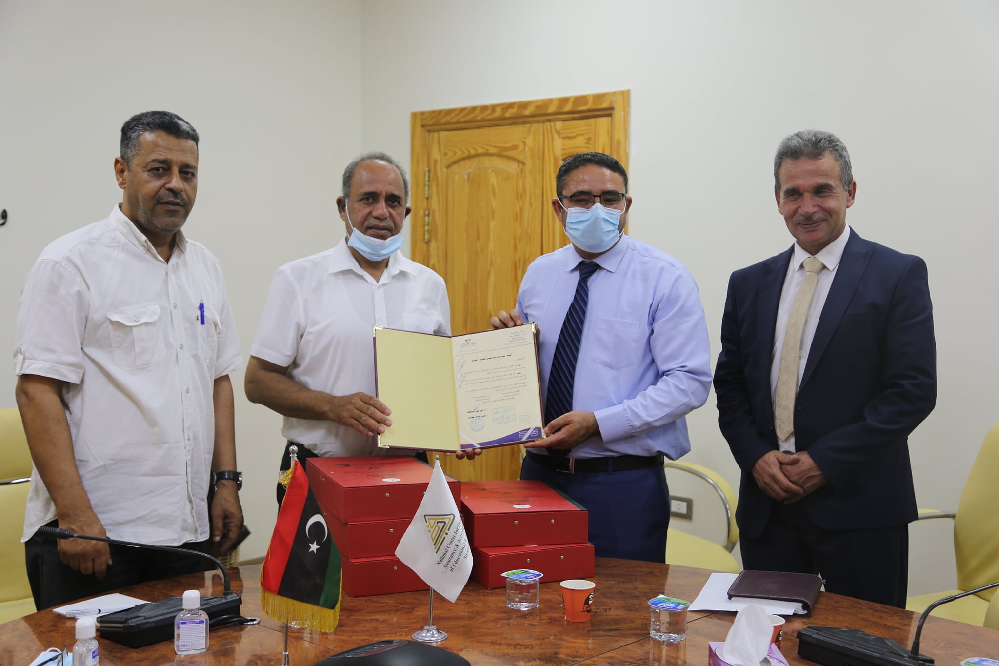 كلية الطب البشري بجامعة مصراتة تُقدم ملفات الحصول على الاعتماد المؤسسي كاملةً إلى المركز الوطني لضمان جودة المؤسسات التعليمية والتدريبية)