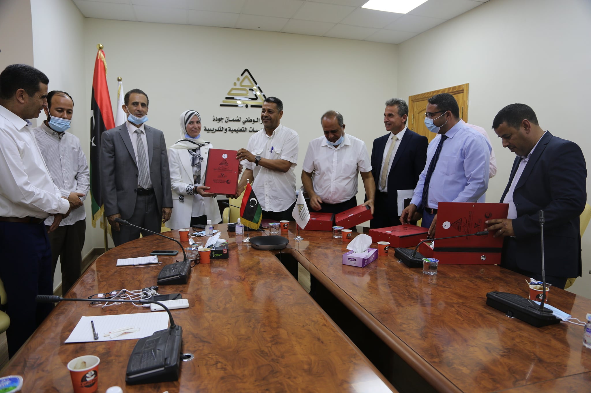 كلية الطب البشري بجامعة مصراتة تُقدم ملفات الحصول على الاعتماد المؤسسي كاملةً إلى المركز الوطني لضمان جودة المؤسسات التعليمية والتدريبية)