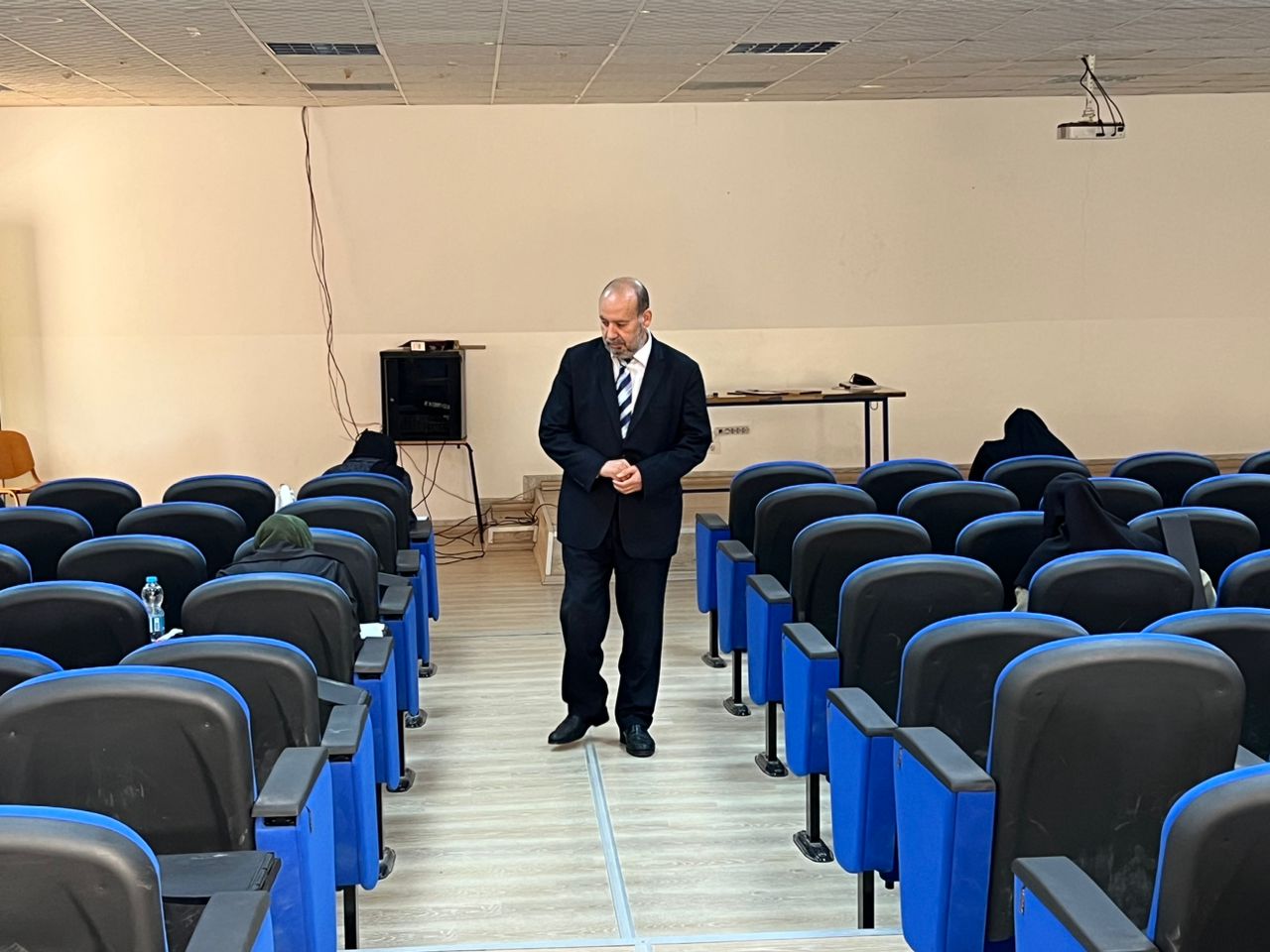 متابعة السيد عميد كلية أ.د حسن بادي  للامتحانات الجزئية بالسنة الثالثة للعام الجامعي 2023-2024